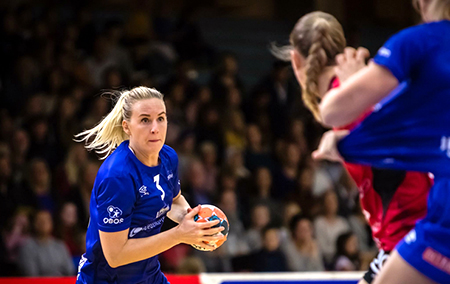 Kristin Nørstebø spiller håndball på toppnivå i Tertnes tillegg til jobben som rådgiver i Norsk Energi.