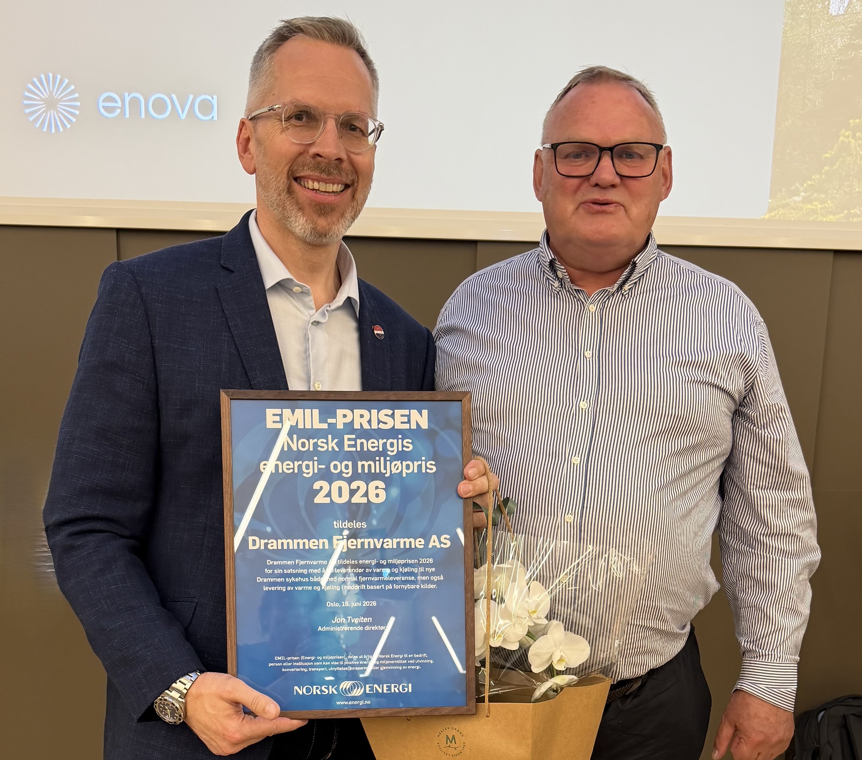 Drammen Fjernvarme AS ble tildelt EMIL-prisen 2026 på Norsk Energi sitt årsmøte, 18. juni 2026. John Vincent Haugen (til venstre) fra Drammen Fjernvarme AS mottok prisen fra adm. dir. i Norsk Energi, Jon Tveiten