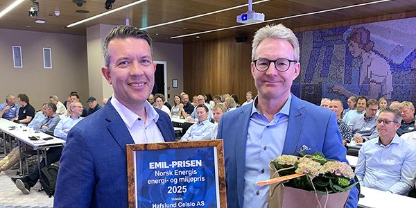 Hafslund Celsio AS ble tildelt EMIL-prisen 2025 på Norsk Energi sitt Årsmøte den 18. juni 2025. Truls Jemtland (til venstre) og Steffen Birkeland, begge fra Hafslund Celsio, mottok prisen. Foto: Hans Borchsenius/Norsk Energi. 